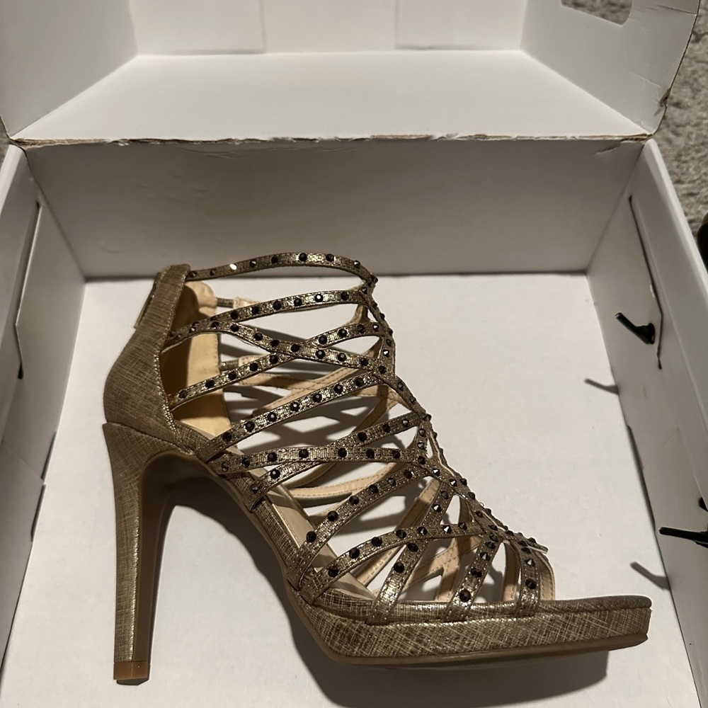 Brand new Bar III heels in champagne